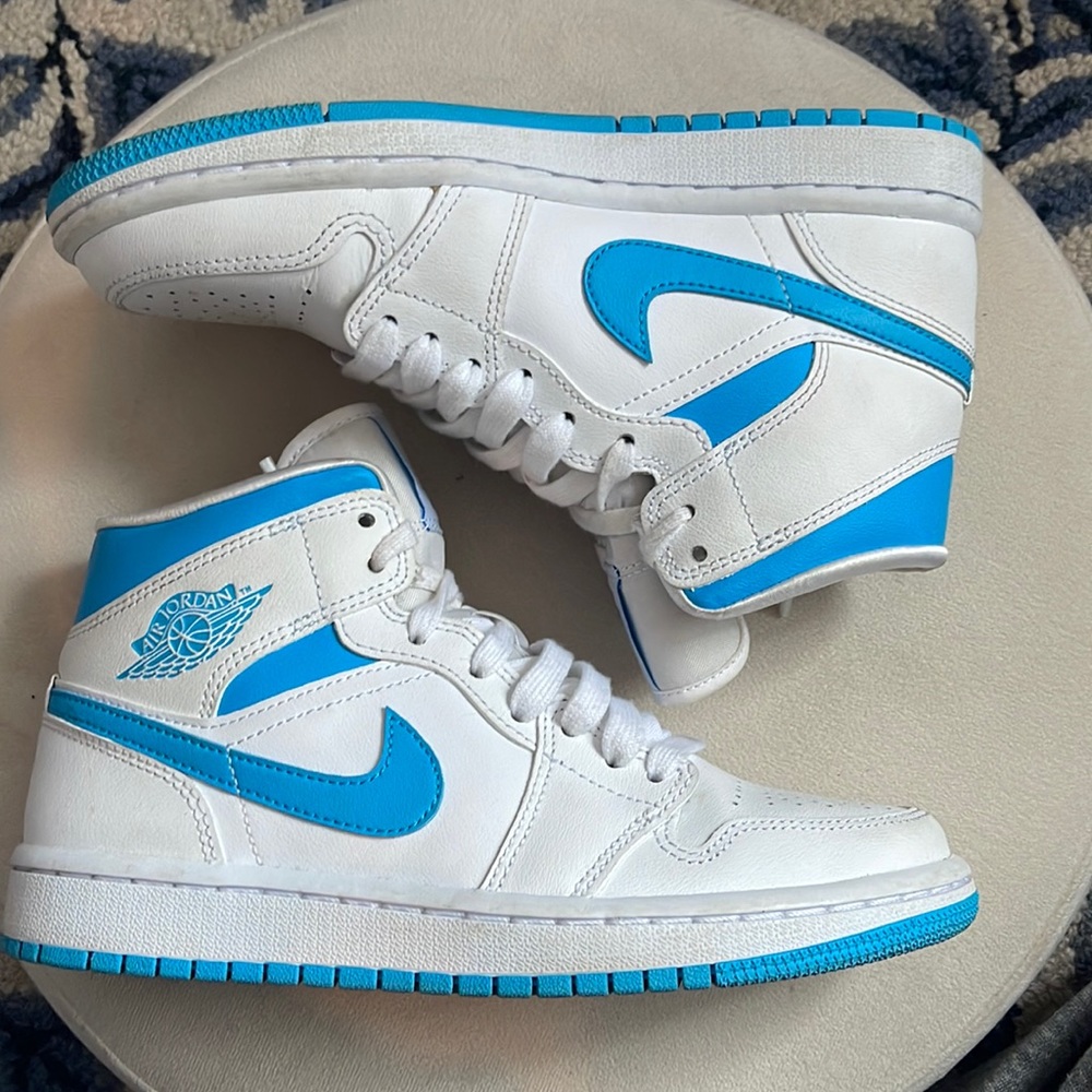 Women’s Air Jordan 1 Mid ‘UNC’ SIZE 6